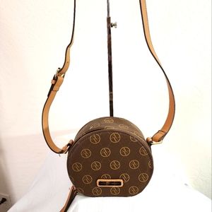 ADRIENNE VITTADINI CLAM Crossbody bag